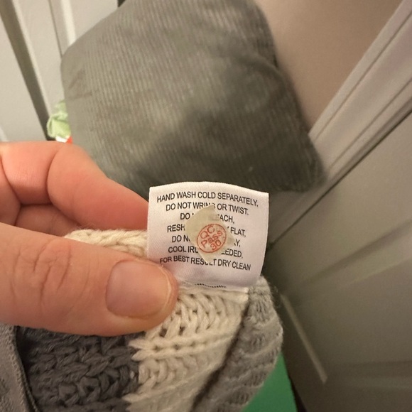 Size Medium women’s sweater - Picture 7 of 7